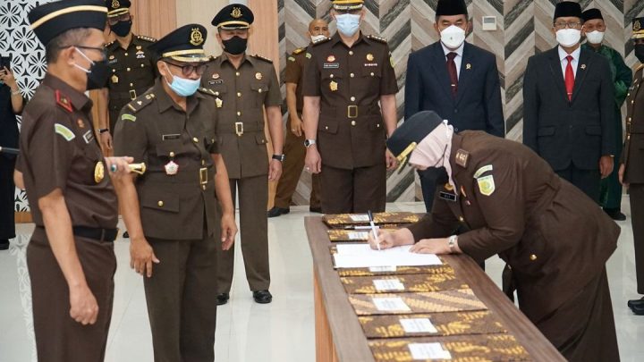 Serah terima Jabatan eselon II dan III yang dipimpin oleh Kepala Kejaksaan Tinggi NTB
