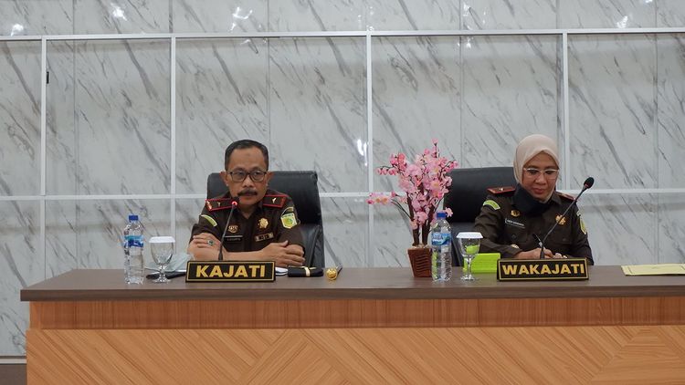 Rapat perdana kepada seluruh jajaran Jaksa dan Pegawai staf di lingkungan Kejaksaan Tinggi NTB.