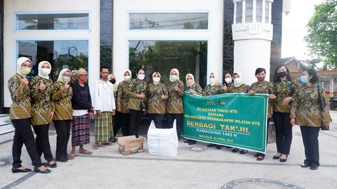 Pembagian Takjil oleh Persatuan Ikatan Adhyaksa Dharma Karini Kejaksaan Tinggi NTB