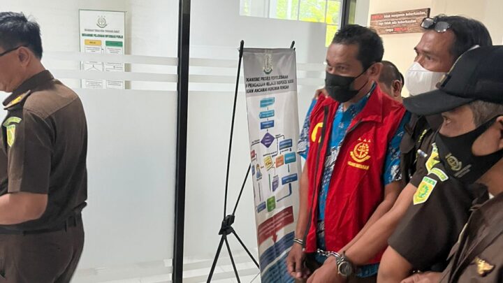 Penyidik Pidana Khusus Kejaksaan Tinggi NTB Melakukan Serah Terima Tersangka dan Barang Bukti (Tahap II) Oknum Jaksa inisial EP pada Kejaksaan Tinggi NTB ke Penuntut Umum