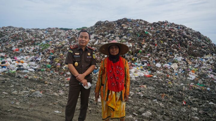 Bakti Sosial serta Buka Puasa Kajati NTB bersama Masyarakat Kawasan TPA Kebon Kongok Lombok Barat