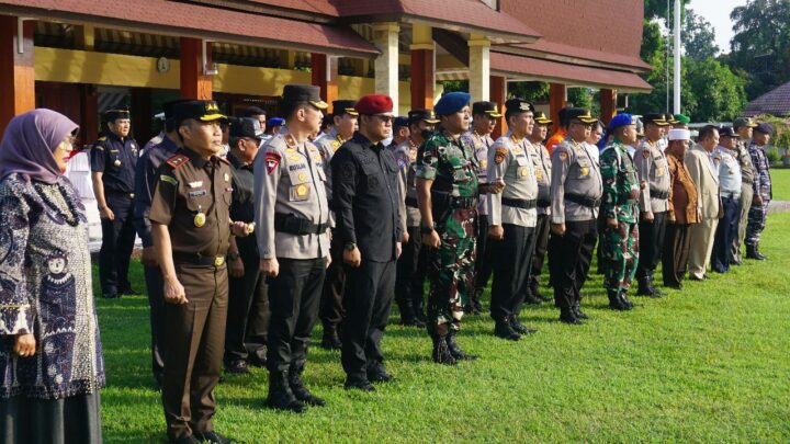 Kepala Kejaksaan Tinggi NTB mengikuti Apel Konsolidasi Operasi Ketupat Rinjani 2023 di Lapangan Polda NTB