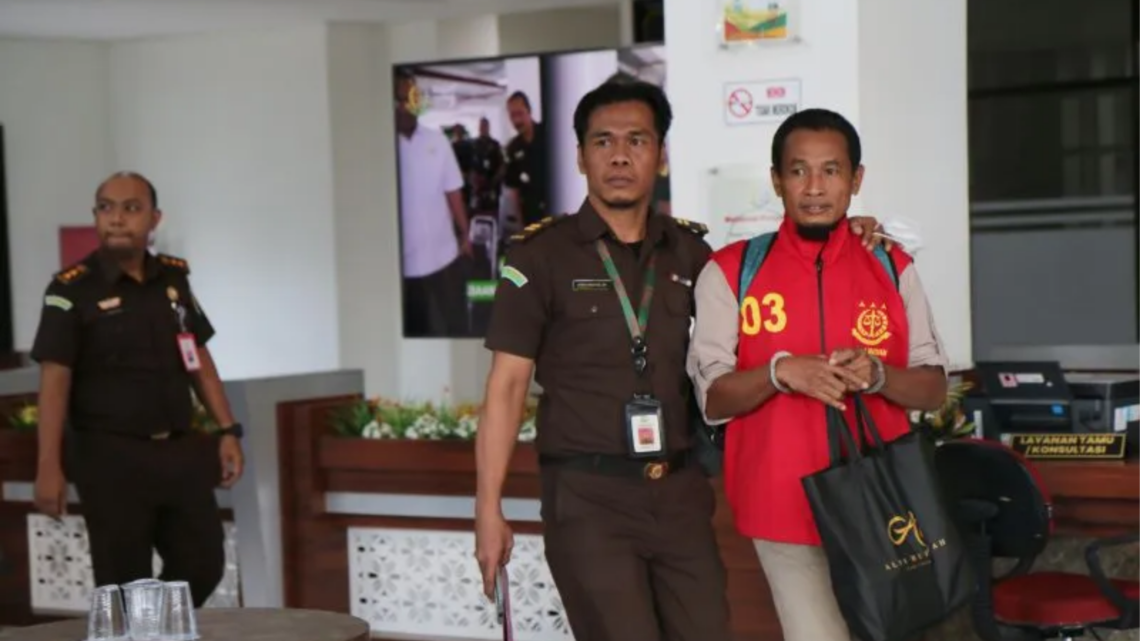 Penyerahan Tersangka Kasus Korupsi KONI Dompu oleh penyidik pidana khusus Kejati NTB ke Penuntut Umum