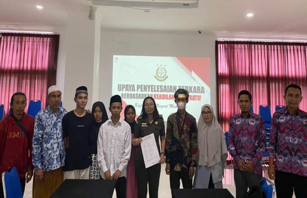 Restorative Justice: Jaksa Penuntut Umum Damaikan Tersangka Dan Korban Kasus Pencurian Handphone