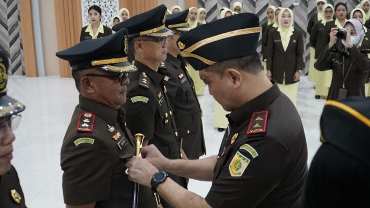 Kajati NTB Dr. Bambang Gunawan melantik Kajari Sumbawa dan Koordinator pada Kejaksaan Tinggi NTB