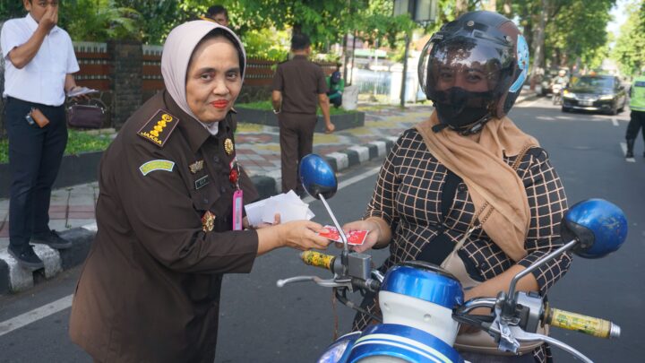 Dalam Rangka Peringatan HAKORDIA tahun 2023 Kejati NTB Membagikan Stiker Anti Korupsi Kepada Masyarakat