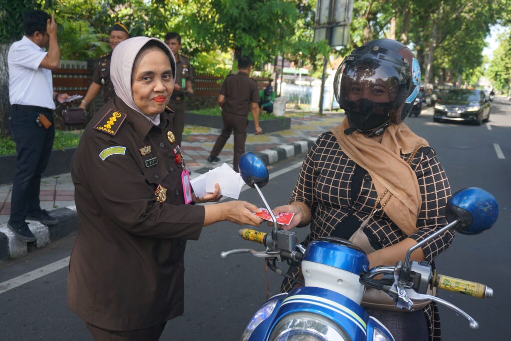 Asisten Tindak Pidana Khusus, Ely Rahmawaty, SH., MM., MH. Membagikan Stiker Kepada salah satu pengguna kendaraan roda 2