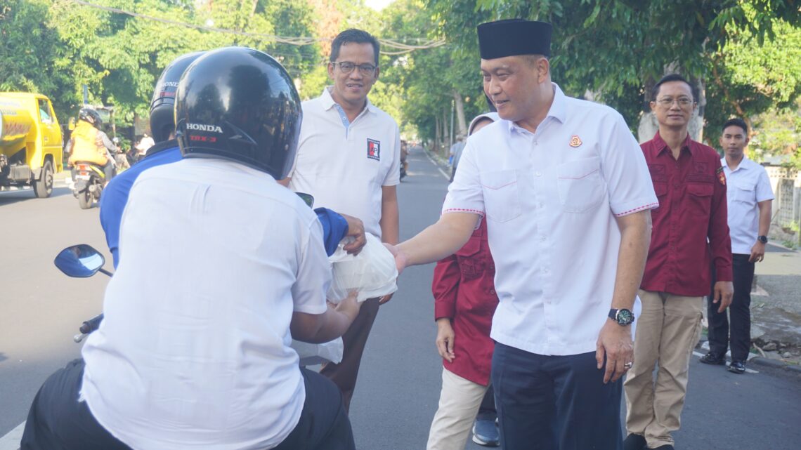 Pembagian Takjil Gratis Bagi Pengendara yang melintas di depan Kejati NTB