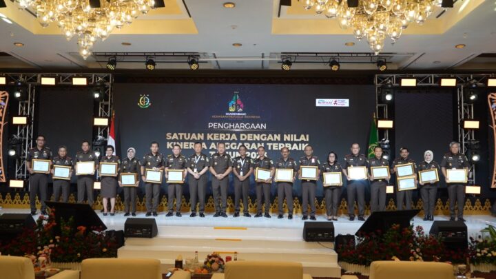 KEJAKSAAN TINGGI NTB RAIH PENGHARGAAN TERBAIK II RATA-RATA NILAI KINERJA ANGGARAN TERTINGGI KATEGORI KEJAKSAAN TINGGI