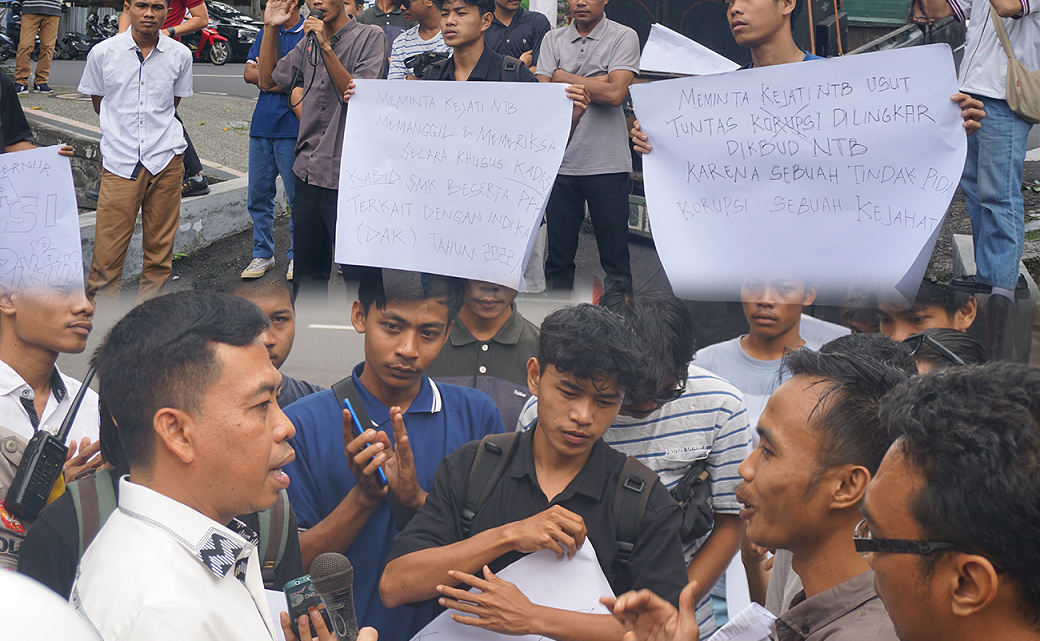 Aksi Unjuk Rasa Oleh gabungan Masyarakat dan Aliansi Pemuda Aktivis Nusa Tenggara Barat 
