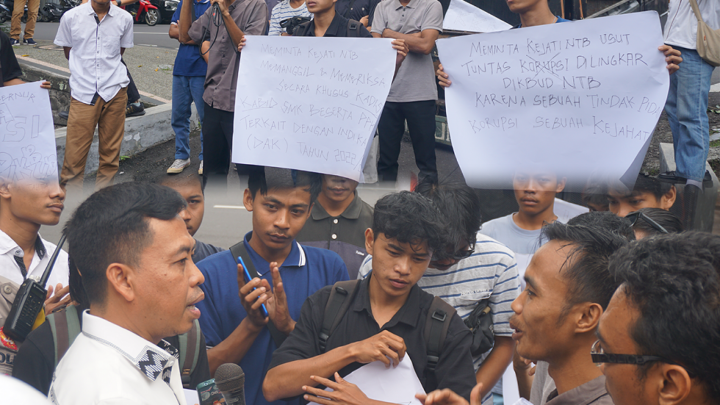 Aksi Unjuk Rasa Oleh gabungan Masyarakat dan Aliansi Pemuda Aktivis Nusa Tenggara Barat 