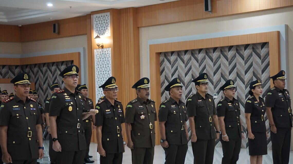 Kepala Kejaksaan Tinggi NTB Enen Saribanon melantik pejabat eselon III di Lingkungan Kejaksaan Tinggi NTB.