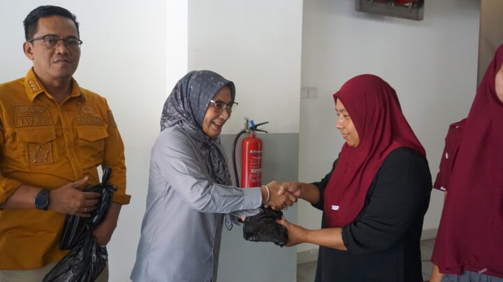 Pembagian Daging Qurban Secara Simbolis Oleh Kepala Kejaksaan Tinggi Nusa Tenggara Barat