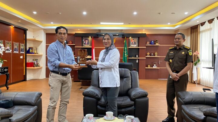 Kepala Kejaksaan Tinggi Nusa Tenggara Barat didampingi para Asisten pada Kejaksaan Tinggi Nusa Tenggara Barat menerima Kunjungan dari PT Pelindo