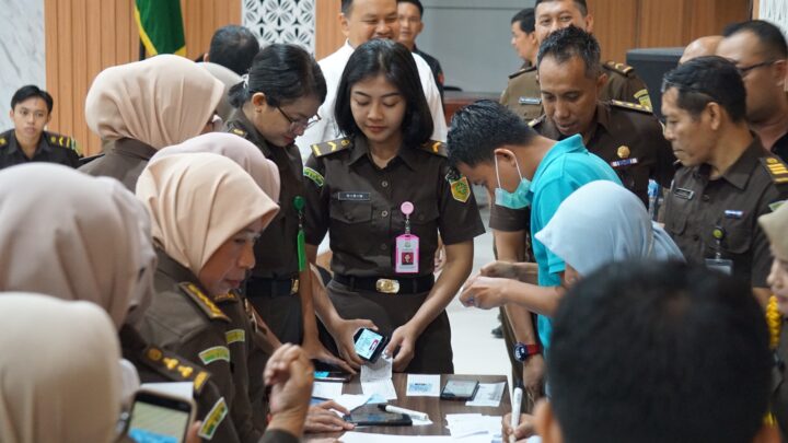 Kepala Kejaksaan Tinggi Melakukan Tes Urine kepada Seluruh Pegawai dan Jaksa pada Kejaksaan Tinggi NTB