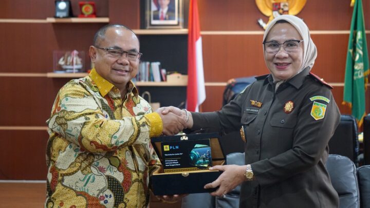 Kepala Kejaksaan TInggi Nusa Tenggara Barat didampingi para Asisten pada Kejaksaan Tinggi Nusa Tenggara Barat menerima Kunjungan dari PT PLN (Persero)