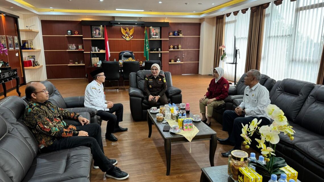 Kepala Kejaksaan Tinggi NTB Mengadakan Pertemuan Dengan Para Jaksa Yang Ditugaskan Pada Instansi Lain Membahas Refungsionalisasi Pejabat Kejaksaan Tinggi NTB Yang Dipekerjakan/Ditugaskan Pada Instansi Pemerintah Daerah/Di Luar Kejaksaan RI