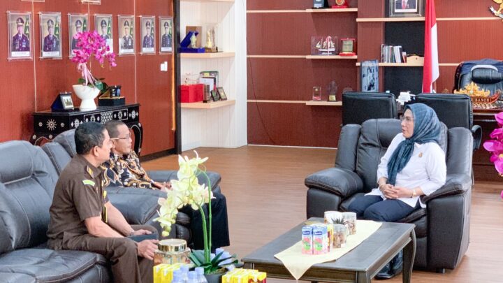 Kepala Kejaksaan Tinggi Nusa Tenggara Barat didampingi Asisten Perdata dan TUN pada Kejaksaan Tinggi Nusa Tenggara Barat menerima Kunjungan dari Kepala BULOG Kanwil NTB