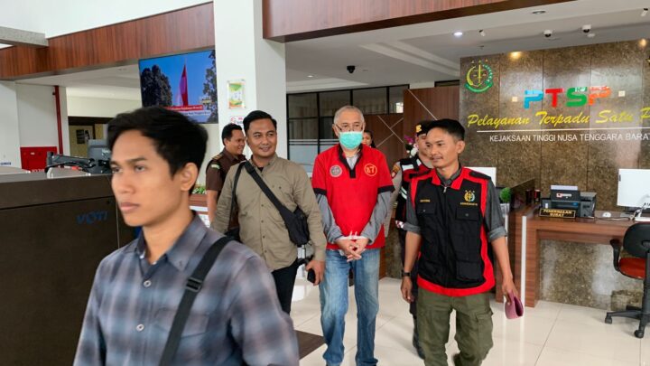 SERAH TERIMA TERSANGKA DAN BARANG BUKTI TERHADAP 5 (lima) ORANG TERSANGKA PERKARA KORUPSI PEMBANGUNAN RS PRATAMA KEC. MANGGALEWA DI DINAS KESEHATAN KAB. DOMPU TA. 2017