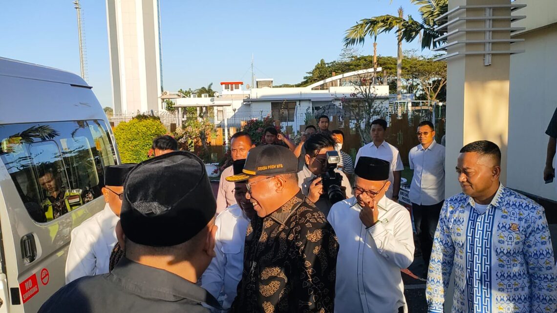 ASISTEN PERDATA & TUN KEJATI NTBMENYAMBUT KEDATANGAN MENTERI DESA, PDT, TRANSMIGRASI DAN WAKIL MENTERI DESA, PDT, TRANSMIGRASI