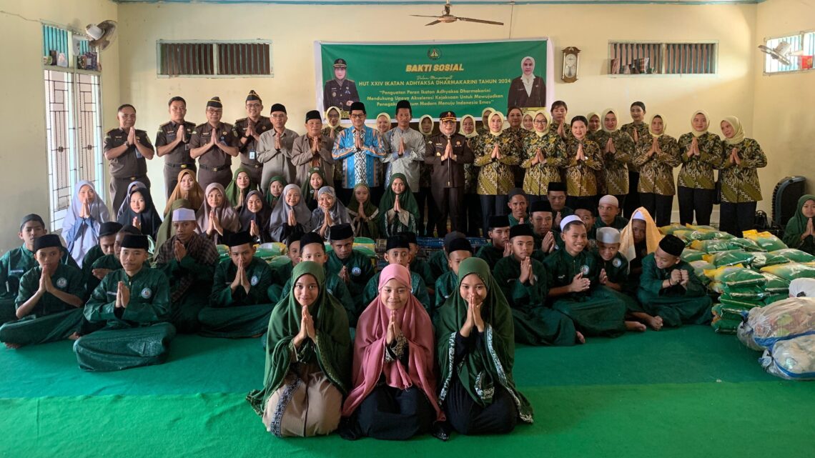 KAJATI NTB DAN KETUA IAD WILAYAH NTB MELAKUKAN BAKTI SOSIAL DALAM RANGKA HUT ADHYAKSA KE-64 DAN HUT IAD KE-24
