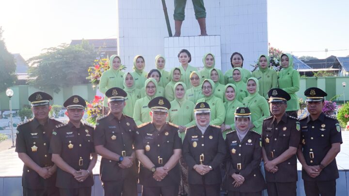 Upacara Ziarah dan Tabur Bunga dalam rangka Hari Bhakti Adhyaksa (HBA) Ke-64 di Taman Makam Pahlawan Nasional Majeluk Kota Mataram
