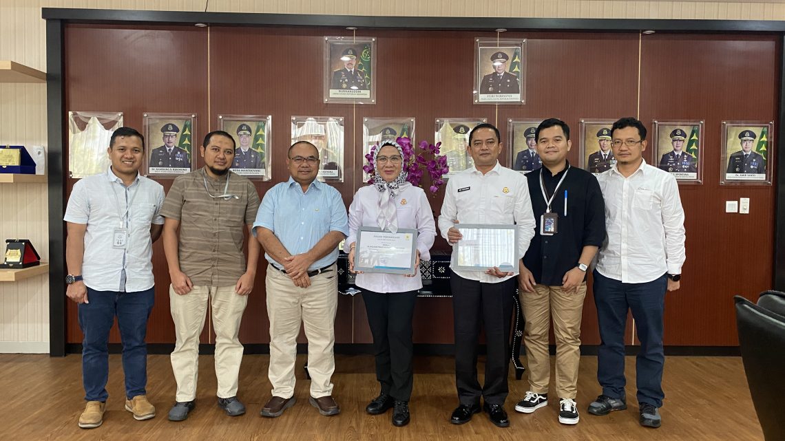 PENYERAHAN PIAGAM PENGHARGAAN OLEH GM PLN UNIT INDUK WILAYAH NTB KEPADA KEPALA KEJAKSAAN TINGGI NTB