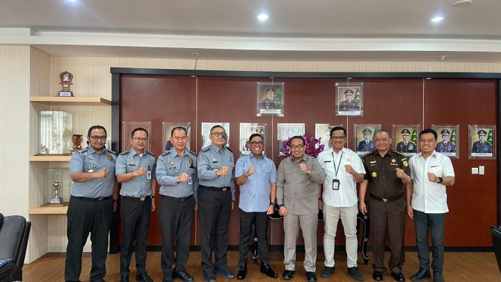 Wakil Kepala Kejaksaan Tinggi NTB didampingi para Asisten pada Kejaksaan Tinggi NTB menerima Kunjungan dari KAKANWIL KEMENKUMHAM NTB