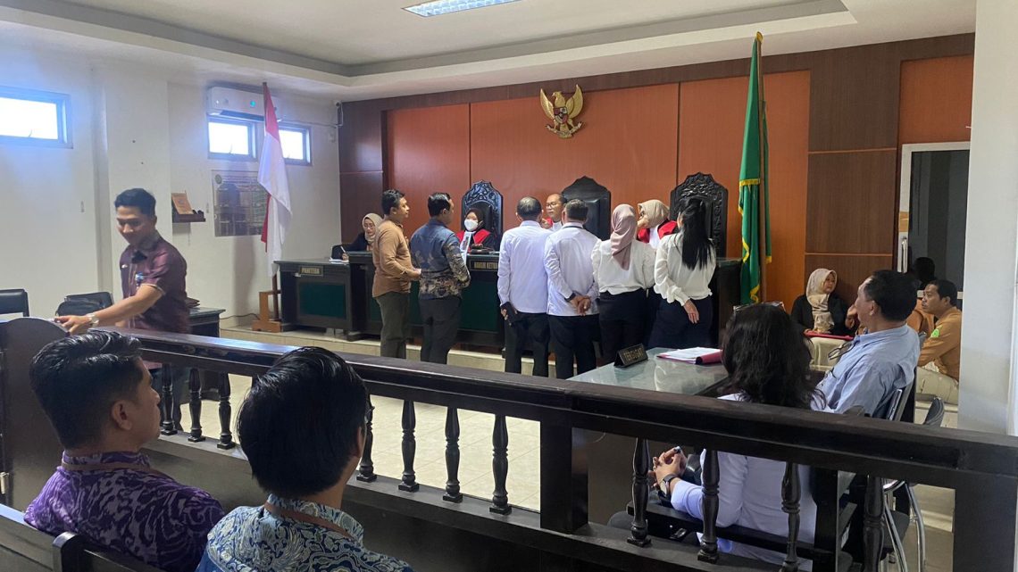 Sidang Gugatan Perdata dengantahap pemeriksaan dokumenoleh Majelis Hakim