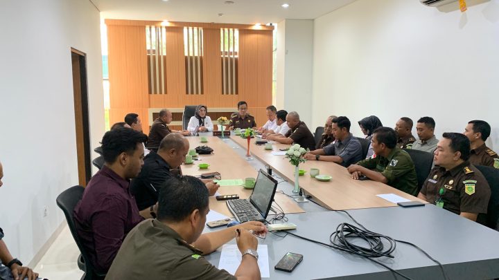 KAJATI NTB PIMPIN RAPAT KESIAPAN JAJARAN INTELIJEN KEJATI NTB DALAM MENGHADAPI DAN DETEKSI DINI AGHT SAAT PILKADA SERENTAK 2024