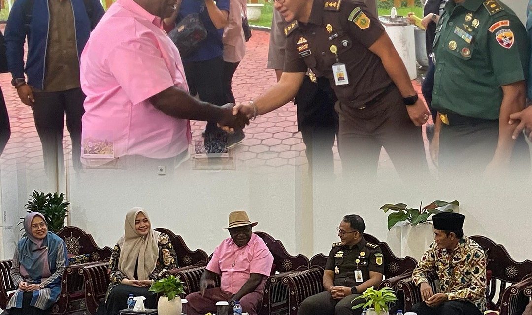 PLT. KAJARI MATARAM ERIK YUDISTIRA,S.H.,M.H. MEWAKILI KAJATI NTB MENJEMPUT MENTERI HAM RI DALAM RANGKA KUNJUNGAN KERJA KE PROVINSI NTB