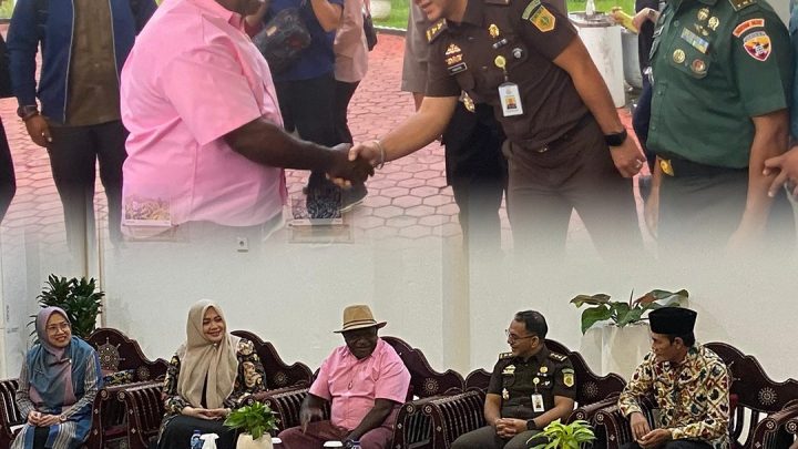PLT. KAJARI MATARAM ERIK YUDISTIRA,S.H.,M.H. MEWAKILI KAJATI NTB MENJEMPUT MENTERI HAM RI DALAM RANGKA KUNJUNGAN KERJA KE PROVINSI NTB