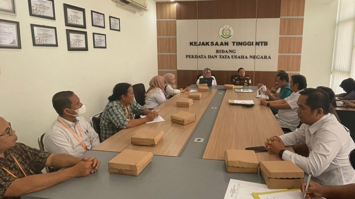 ASISTEN PERDATA DAN TATA USAHA NEGARA KEJAKSAAN TINGGI NTB MELAKSANAKAN KICK-OFF MEETING DENGAN PERWAKILAN DARI KEMENTERIAN PERTANIAN RI DAN DINAS PERTANIAN DAN PERKEBUNAN PROVINSI NTB TERKAIT PENDAMPINGAN HUKUM OPTIMALISASI LAHAN NON-RAWA DALAM RANGKA MEWUJUDKAN SWASEMBADA PANGAN