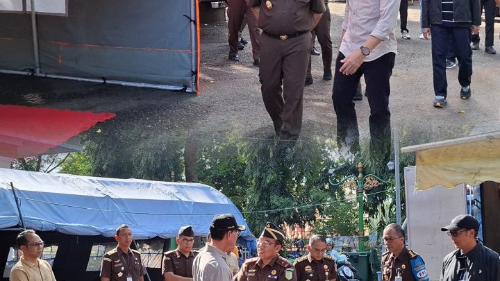 WAKIL KEPALA KEJAKSAAN TINGGI NTB MENYERAHKAN BANTUAN BAGI KORBAN BANJIR DIMATARAM YANG DITERIMA OLEH WALIKOTA MATARAM UNTUK LANGSUNG DISALURKAN KEPADA KORBAN BENCANA BANJIR
