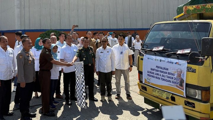 KAJATI NTB YANG DIWAKILI OLEH ASISTEN PERDATA DAN TATA USAHA NEGARA MENGHADIRI PELEPASAN BANTUAN PANGAN PROVINSI NTB