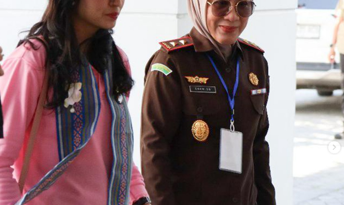 KEPALA KEJAKSAAN TINGGI NTB MELAKUKAN PENJEMPUTAN DAN PENYAMBUTAN KEDATANGAN IBU WAKIL PRESIDEN SELVI ANANDA GIBRAN RAKABUMING RAKA DAN JAJARAN IBU-IBU SOLIDARITAS PEREMPUAN UNTUK NEGERI (SERUNI) KABINET MERAH PUTIH