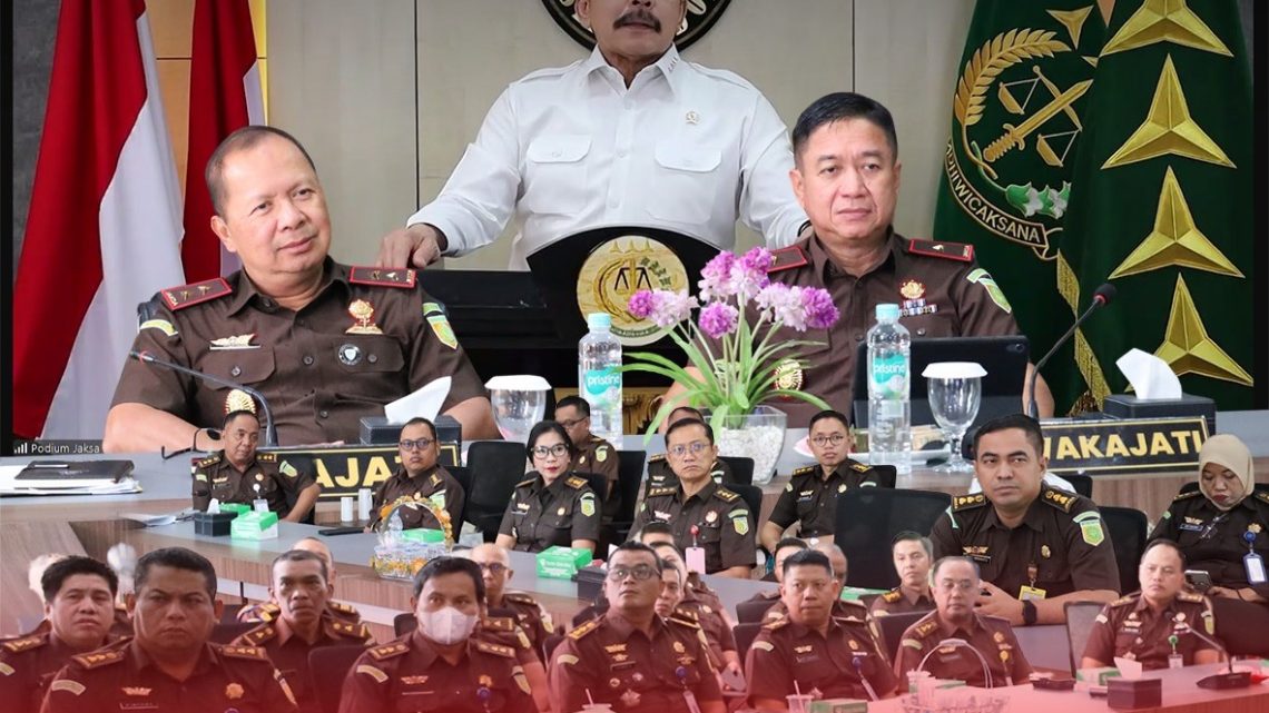 KAJATI NTB BESERTA JAJARAN MENGIKUTI RAPAT EVALUASI CAPAIAN KINERJA SEMESTER I BIDANG DAN BADAN KEJAKSAAN RI TAHUN 2025 SECARA DARING