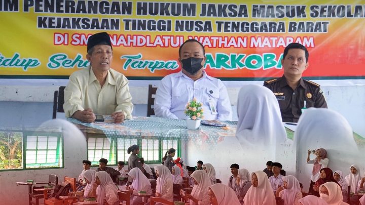 TIM PENERANGAN HUKUM KEJAKSAAN TINGGI NUSA TENGGARA BARAT MELAKSANAKAN KEGIATAN JAKSA MASUK SEKOLAH (JMS) BERTEMPAT DI SMA NAHDLATUL WATHAN MATARAM