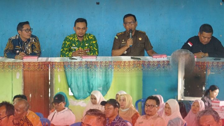 TIM PENERANGAN HUKUM KEJAKSAAN TINGGI NUSA TENGGARA BARAT MELAKSANAKAN KEGIATAN PENERANGAN HUKUM BERTEMPAT DI KANTOR CAMAT SELAPARANG, KOTA MATARAM