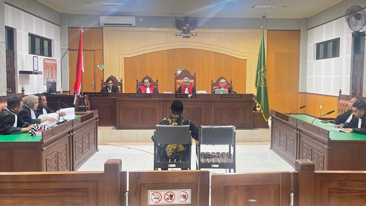 MANTAN SEKRETARIS DAERAH PROVINSI NTB DITUNTUT SELAMA 12 TAHUN PENJARA PERKARA KORUPSI PEMANFAATAN LAHAN NTB CONVENTION CENTER (NCC)