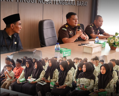 KUNJUNGAN AUDIENSI MADRASAH ALIYAH AR-RAHMAN PRINGGARATA KE KEJAKSAAN TINGGI NUSA TENGGARA BARAT